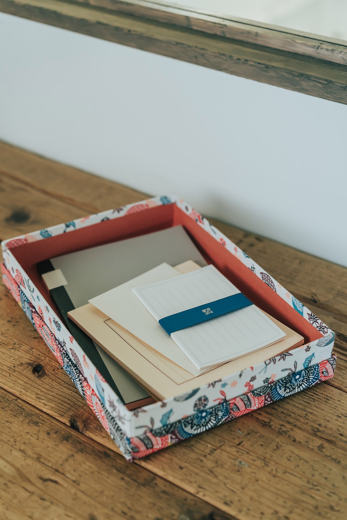 型染め ファブリックボックス L (A4サイズ) / 傘 × 蝶に扇面草花