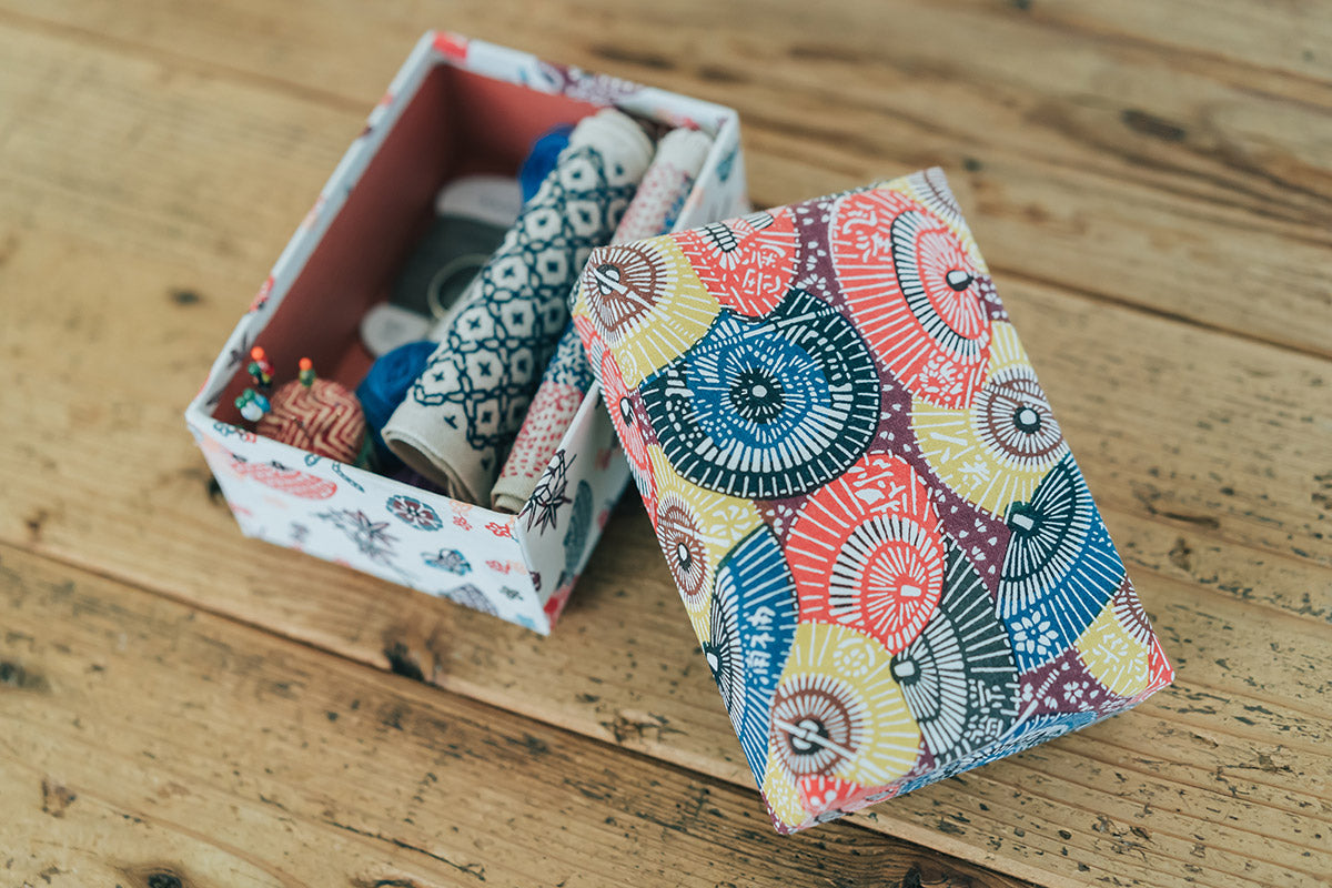 型染め ファブリックボックス M (ハガキサイズ) / 傘 × 蝶に扇面草花