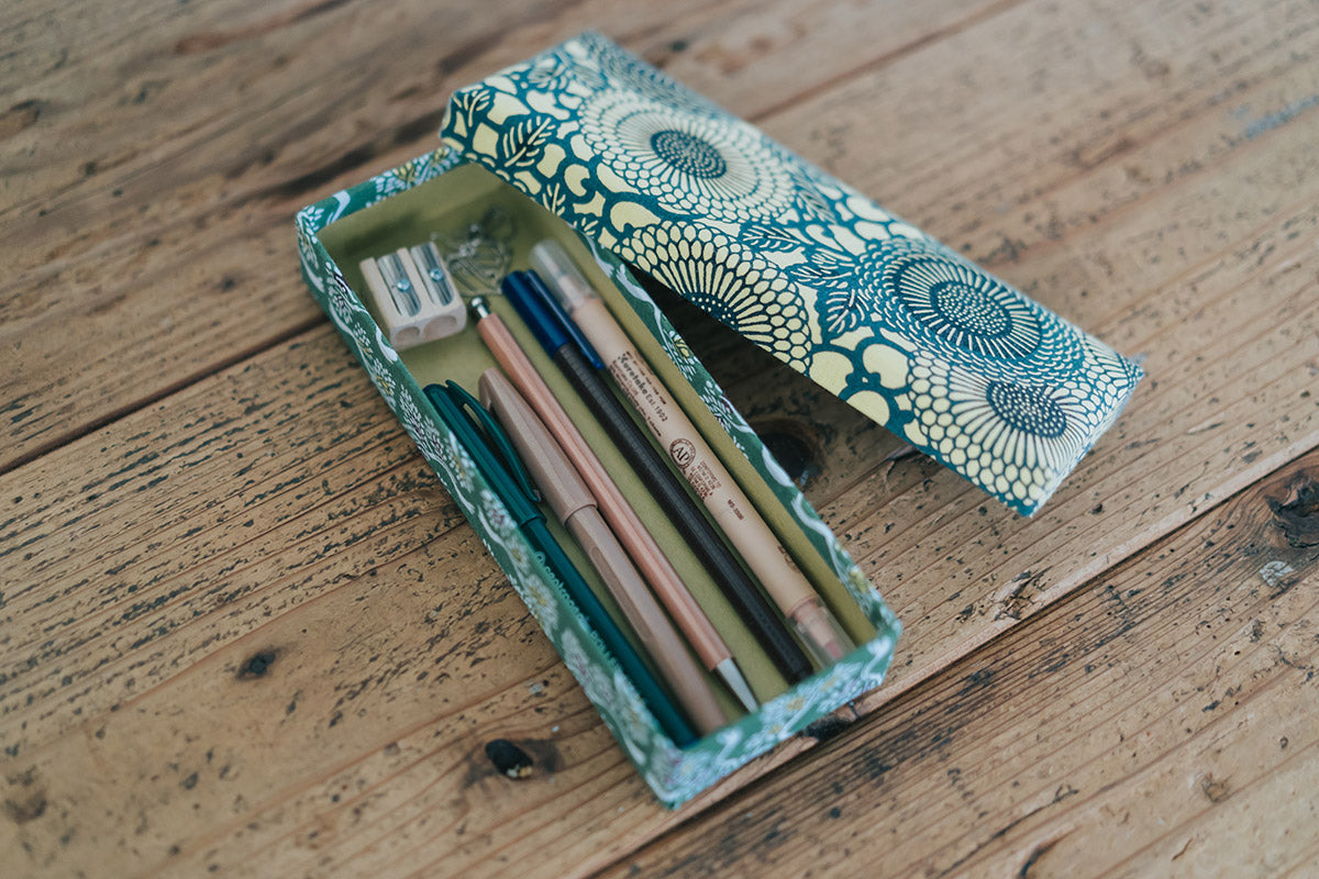 型染め ファブリックボックス ペンケース / 菊唐草 × よろり立樹