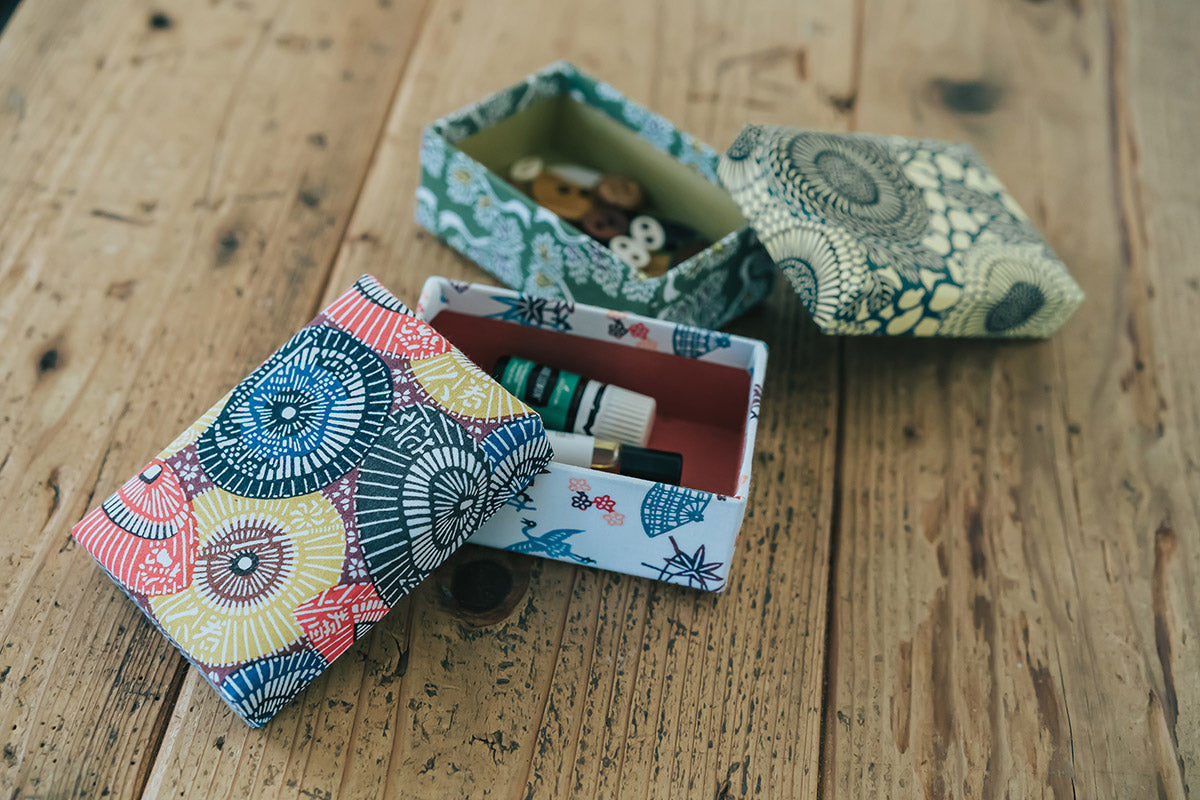 型染め ファブリックボックス S (名刺サイズ) / 傘 × 蝶に扇面草花