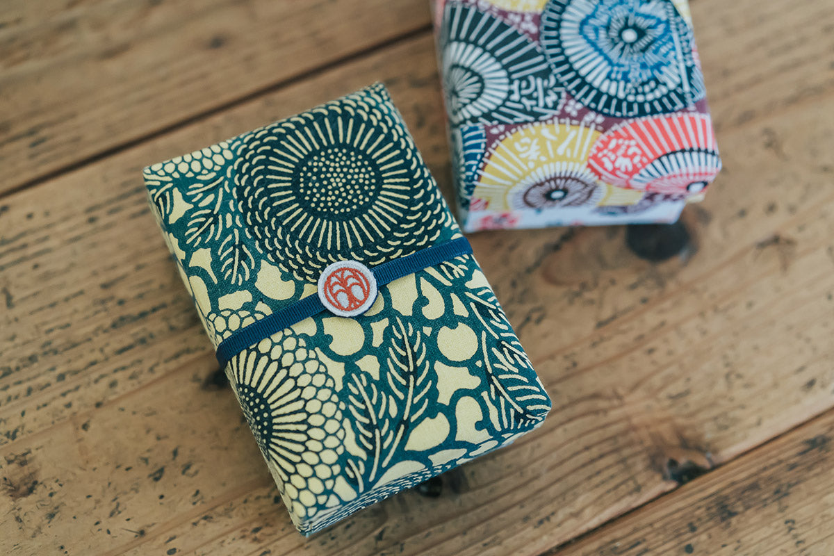 型染め ファブリックボックス S (名刺サイズ) / 傘 × 蝶に扇面草花